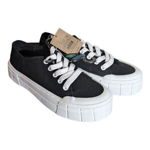 Mad Love woman's Black And White Shoes Size 8